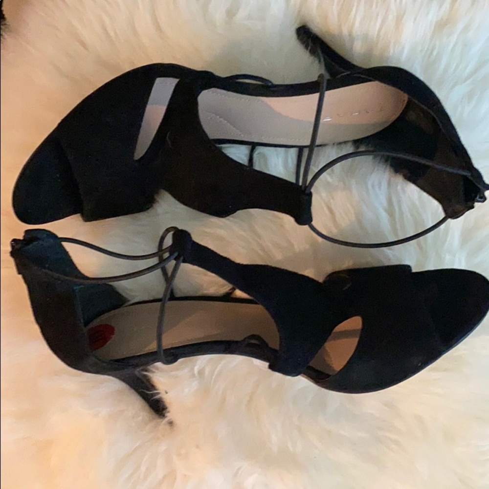 TAHARI Dara suede strappy heels NWOT or box